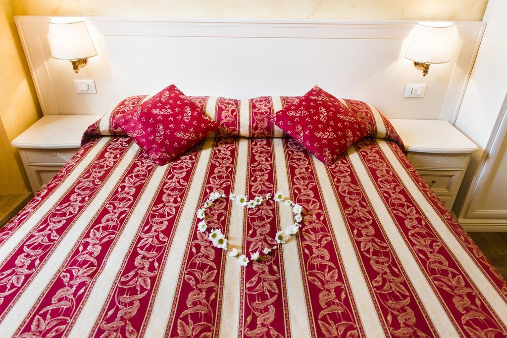 Domus Trevi Bed & Breakfast Rome Exterior photo