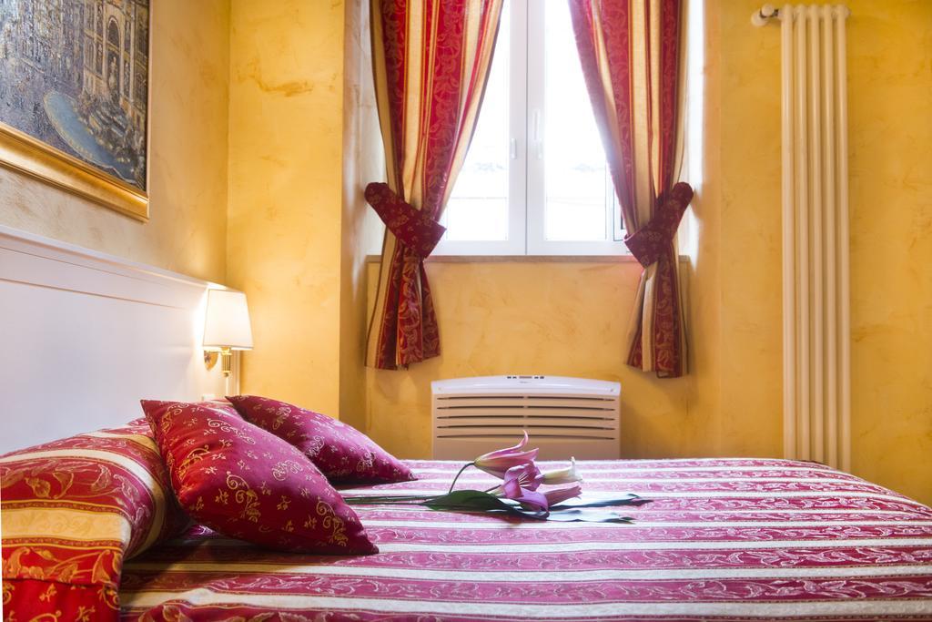 Domus Trevi Bed & Breakfast Rome Exterior photo