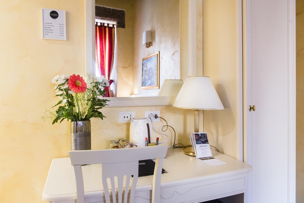 Domus Trevi Bed & Breakfast Rome Exterior photo